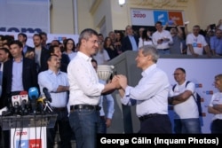 Dan Barna și Dacian Cioloș, fericiți după ce au obținut un scor important la europarlamentarele din 2020.
