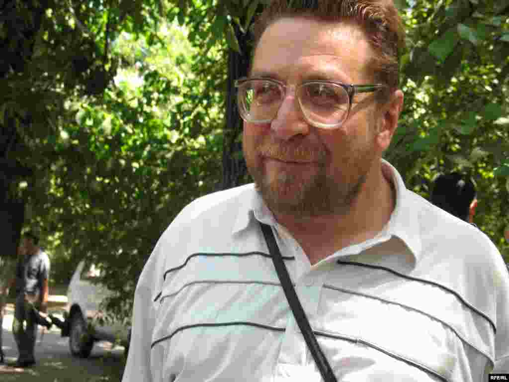 Андрей Свиридов, журналист и правозащитник.  - Андрей Свиридов в беседе с журналистами комментирует акцию протеста. Алматы, 24 июня 2009 года.