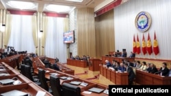 Өкмөт мүчөлөрү Жогорку Кеңеште.