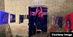 Праздник Пасхи в руинах - первые посетители проходят через "холл", где устроены выставки художников