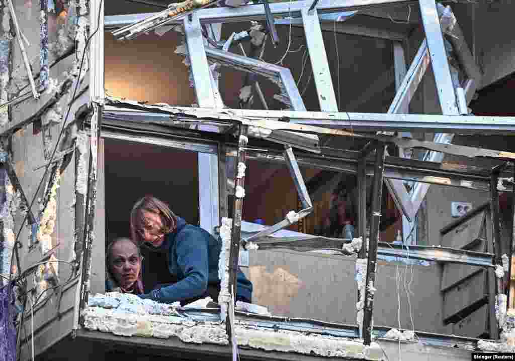 Російські військові регулярно з різних видів озброєння – ударними БпЛА, ракетами, КАБами, РСЗВ – атакують українські регіони.Керівництво Росії заперечує, що російська армія під час повномасштабної війни завдає цілеспрямованих ударів по цивільній інфраструктурі міст і сіл України, убиваючи цивільне населення і руйнуючи лікарні, школи, дитячі садочки, об’єкти енергетики та водозабезпечення.Українська влада і міжнародні організації кваліфікують ці удари як воєнні злочини Російської Федерації і наголошують, що вони мають цілеспрямований характер