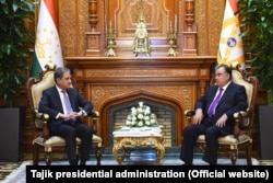 Täjik prezidenti Emomali Rahmon (sagda) Pakistanyň daşary işler ministri Şah Mahmud Kureýşi bilen duşuşýar. 25-nji awgust, 2021. Duşenbe.