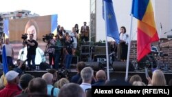  Șefa statului Maia Sandu ținând un discurs, în curtea Președinției, după un marș dedicat Zilei Suveranității R. Moldova.