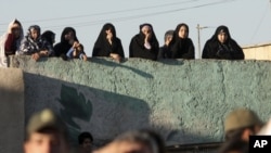 Өлүм жазасына күбө болуп жаткандар. Иран, 26-май, 2011-жыл
