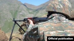 ՀՀ ԶՈՒ զինծառայողը մարտական հերթապահության ժամանակ, արխիվ