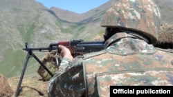 Հայաստանի ԶՈՒ զինծառայողը մարտական հերթապահության ժամանակ, արխիվ