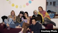 Зейнеп Ибраим кызы чогуу окуган студенттер менен.