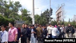 خبرنگاران در نزدیک خیمه لویه جرگه برای پوشش خبری آن. May 01 2019