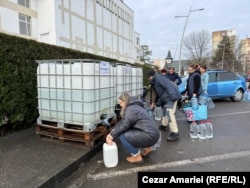 Câmpina, 2 decembrie 2025. Localnicii primesc apă din rezervoare, după sistarea aprovizionării cu apă curentă.