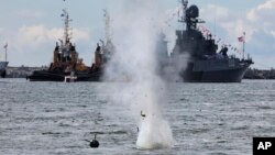 Военноморските сили на Русия имитират унищожаване на морска мина в Балтийско море по време на репетиция за военноморския парад в Балтийск, 28 юли 2022 г.