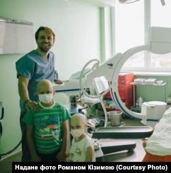 Роман Кізима з пацієнтами