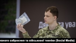 Представник Центру досліджень трофейного та перспективного озброєння та військової техніки Андрій Рудик демонструє російську гранату РГ-Во