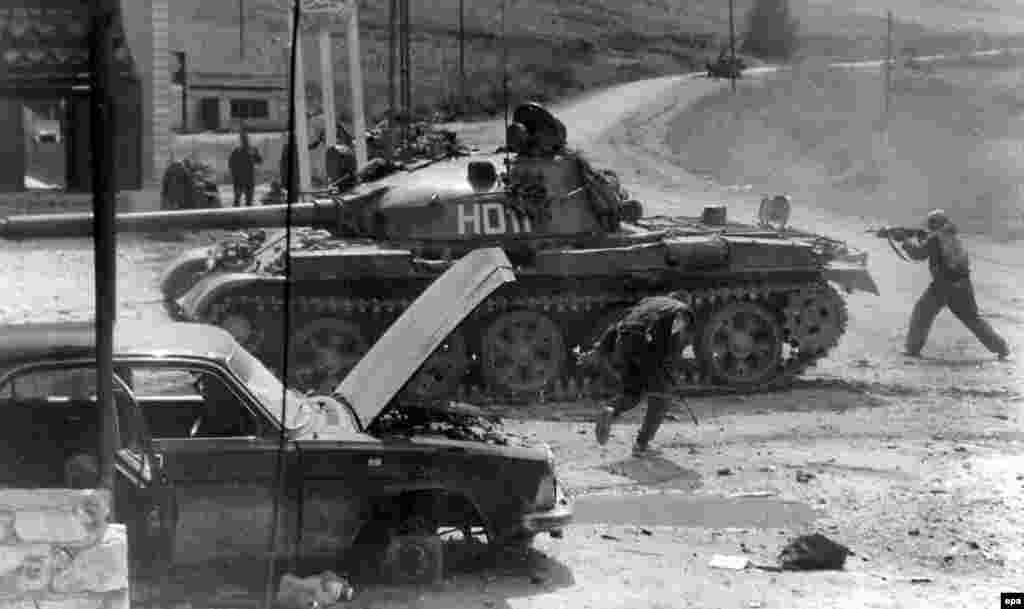 Вторгнення і напади чеченських повстанців у сусідньому Дагестані стали одним із приводів другої пострадянської війни в Чечні. На фото: російські війська ведуть бій із повстанцями