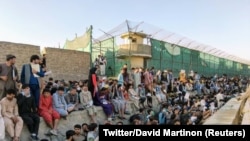 تجمع افغان ها در یکی از دروازه های میدان هوایی کابل ۲۵ اگست ۲۰۲۱