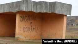 Inscripția „Basarabia e România” pe stația de autobuz din Cărpineni, raionul Hîncești, februarie 2018