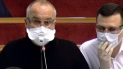 Навіть будучи в засобах захисту, Олександр Колтунович (праворуч) не дотримувався рекомендацій із безпеки (торкався маски руками)