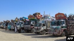 پناهندگان افغان در کنارلاری ختی پر از وسایلشان، قبل از عزیمت به افغانستان در یک مرکز نگهداری در نزدیکی سرحد پاکستان و افغانستان در چمن، در تاریخ ۲۷ اپریل ۲۰۲۵