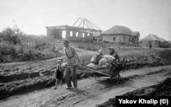 Залишившись без худоби, селяни змушені були самі ставати «тягловою силою». Фото Якова Халіпа, 1941 рік