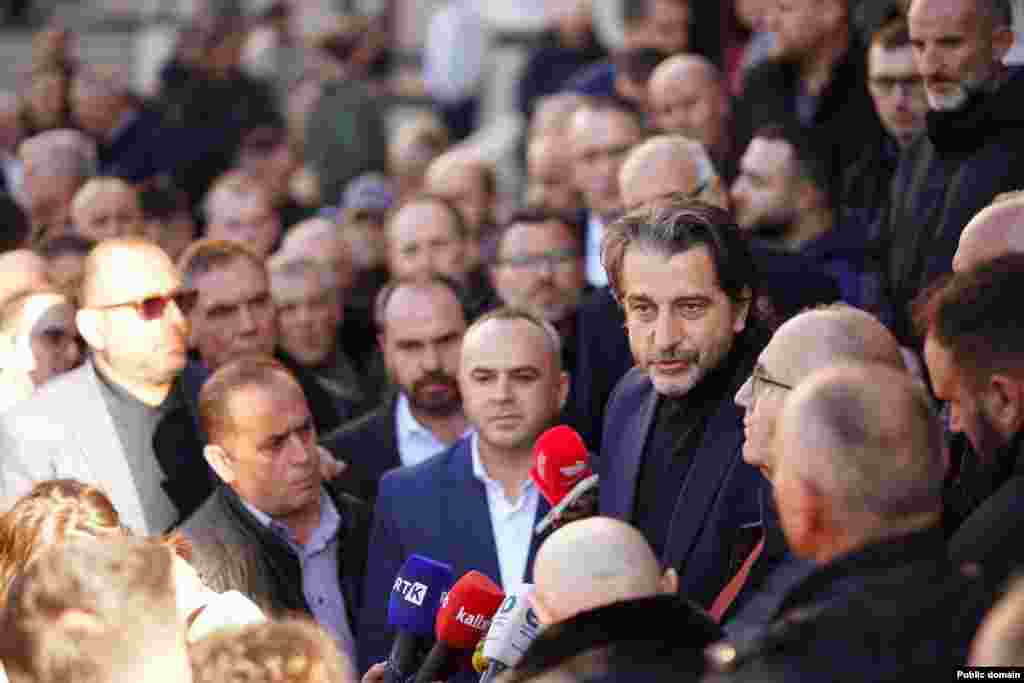 Gradonačelnik Prištine, Perparim Rama, učestvovao je u protestu ispred zgrade Vlade Kosova 24. novembra, zajedno s privatnim operaterima javnog prevoza, optužujući izvršnu vlast za "nedovoljna sredstva" za ispunjavanje obaveza prema operaterima.