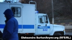 Автозак, на якому привезли Олега Приходька до суду