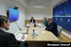 Ursula von der Leyen și Charles Michel într-o videoconferință G7