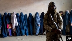 طالبانو په بېلابېلو برخو کې پر ښځو ګڼ‌شمېر محدوديتونه لګولي دي.