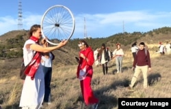 Гукканне весны - Саша запускает колесо в овраг - а с ним все беды прошлого года (на обратном пути колесо достанут - ребята чтут экологию)