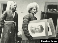 Жители Узбекистана с портретами Сталина. Фото Макса Пенсона