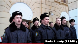 Українські курсанти Військово-морської академії імені Нахімова співають гімн України, скриншот відео. Севастополь, 21 березня 2014 р.