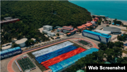 Зображення ыз вебсайту табору «Зміна» ілюструють те, що там називають «громадянсько-патріотичною освітою»