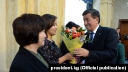 Сооронбай Жээнбеков журналисттерге гүл тапшырды.