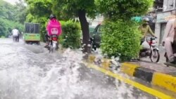 د کراچۍ او لاهور پر سړکونو ولاړو اوبو د خلکو کارونه ځنډولي دي