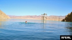 مهاجرین افغان در ایران بخشی از محدودیت های تازه و آزار و اذیت ها را به جنجال تقسیم آب دریای هلمند نیز ربط می دهند که حکومت ایران و طالبان در مورد حقابه اختلاف نظر دارند.