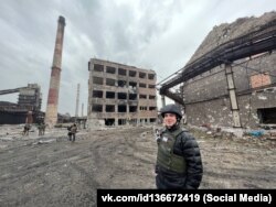 Військовий кореспондент РФ із Криму Олександр Федорчак у Маріуполі позує біля «Азовсталі»