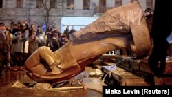 Повалення пам'ятника Леніна в Києві під час Революції гідності, 8 грудня 2013 року