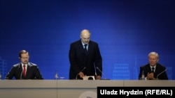 Генэральны сакратар АБСЭ Томас Грэмінгер (зьлева), прэзыдэнт Беларусі Аляксандар Лукашэнка, былы генэральны сакратар АДКБ (2003-2017) Мікалай Бардзюжа, Міжнародны форум «Менскі дыялёг». 24 траўня 2018 году