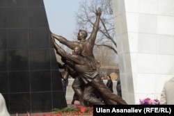 Памятник участникам апрельских событий в центре Бишкека.