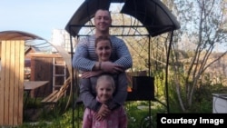 Евгения Рогозина с мужем и младшей дочерью