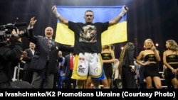 Український боксер Олександр Усик після перемоги над росіянином Муратом Гассієвим. Москва, 22 липня 2018 року 