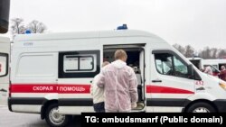 Расейскага палоннага суправаджаюць у беларускую машыну хуткай дапамогі падчас чарговага абмену паміж Расеяй і Ўкраінай на памежным пункце Новая Гута 18 студзеня 2025. Ілюстрацыйнае фота 