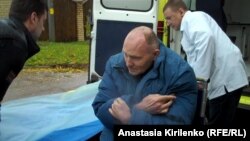 Главный редактор газеты «Химкинская правда» Михаил Бекетов (в центре) в момент прибытия в суд. Химки, 21 октября 2010 года.