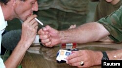 آرشیف، یک مرد در حال سگرت کشیدن در بوسنیا