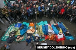 Тіла убитих беркутівцями учасників Революції гідності на майдані Незалежності в Києві, 20 лютого 2014 року