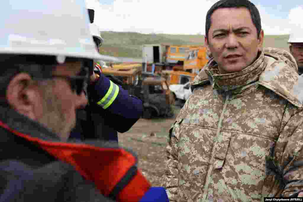 Керексиз машиналар да туш келди жаткан жайды кыдырган Бабанов мында уулуу заттар өрттөлүп көмүлгөн деген маалымат бар экендигин, андай жерлер казылып, текшерилип, күнөөлүүлөр жазаланаарын айтты.