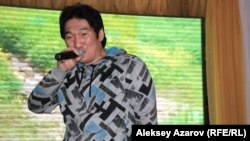 Рэпер Такежан поет на флешмоб-фесте в защиту Кокжайляу.  Алматы, 17 февраля 2014 года. 