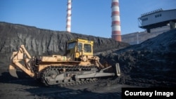 Buldozer la depozitul de cărbune în aer liber de la MGRES, într-o imagine publicată de autoritățile secesioniste transnistrene pe 16 ianuarie 2025.