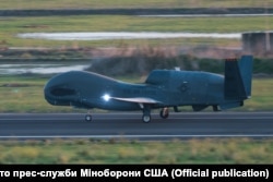 RQ-4B Global Hawk на військовій базі НАТО Сігонелла на острові Сицилія