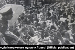 Львів'яни зустрічають радянське військо.Версеень 1939 року