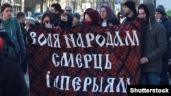 Білоруська молодь на демонстрації в День Волі з антиросійським транспарантом: «Свободу народам, смерть імперіям». Мінськ, 25 березня 2016 року