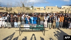 په کوټه کې خلک د اورګاډو ادارې د یو وژل شوي کارکوونکي جنازه کوي - د مارچ ۱۳مې انځور.